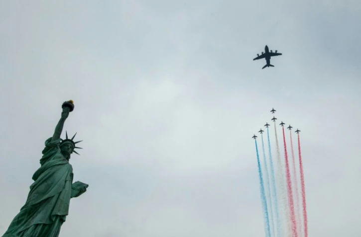 Les avions de la Patrouille de France survolent la Statue de la Liberté, pour la première grande tournée américaine de la célèbre formation depuis 31 ans, le 25 mars 2017 à New York