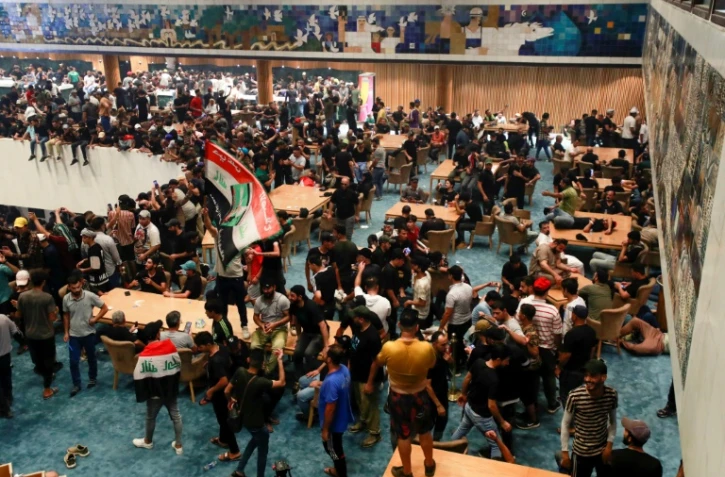 Des partisans de l'influent leader politique chiite Moqtada Sadr dans l'enceinte du Parlement situé dans la zone verte ultra-sécurisée de Bagdad, le 30 juillet 2022 