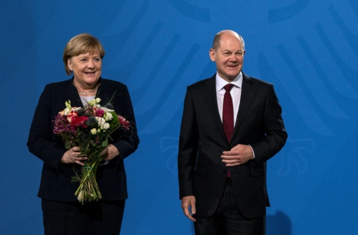 Le nouveau chancelier allemand Olaf Scholz au côté d'Angela Merkel lors de la cérémonie de passation de pouvoir à Berlin le 8 décembre 2021