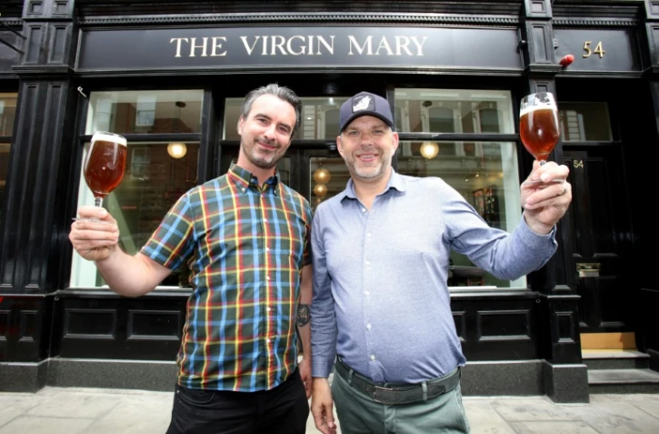 Les copropriétaires du pub sans alcool The Virgin Mary, Oisin Davis (g) et Vaughan Yates, le 16 mai 2019 à Dublin, en Irlande