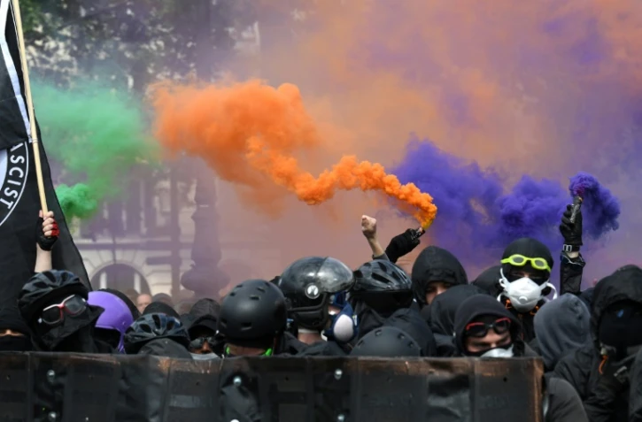 Des manifestants vêtus de noir défilent en marge du défilé syndical du 1er mai 2018 à Paris