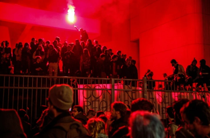 Rassemblement d'étudiants opposés à la loi réformant l'accès à l'université, sur le site de l'université Panthéon-Sorbonne à Tolbiac (Paris), le 12 avril