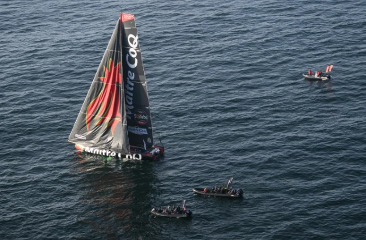 Le skippeur français Yannick Bestaven navigue sur "Maître Coq V" après le départ de la 10e édition du Vendée Globe, au large des Sables-d'Olonne, le 10 novembre 2024