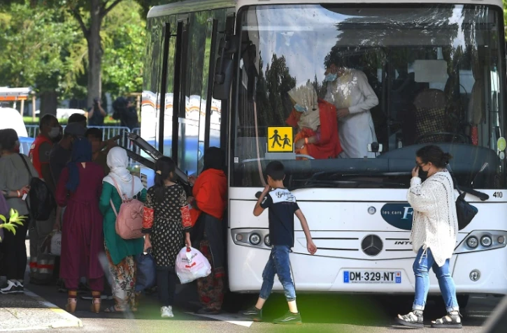Des réfugiés afghans arrivent à un hôtel à  Strasbourg le 26 août 2021