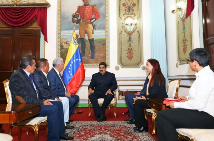 Le président vénézuélien Nicolas Maduro (c) lors d'une réunion avec quatre gouverneurs régionaux de l'opposition qui ont prêté serment devant la Constituante, le 24 octobre 2017 à Caracas