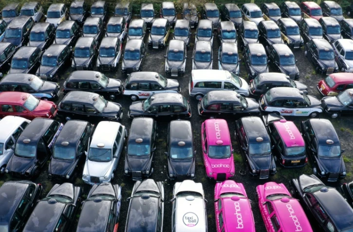 Des taxis londoniens parqués dans un champ à Epping, au nord-est de Londres, le 19 novembre 2020
