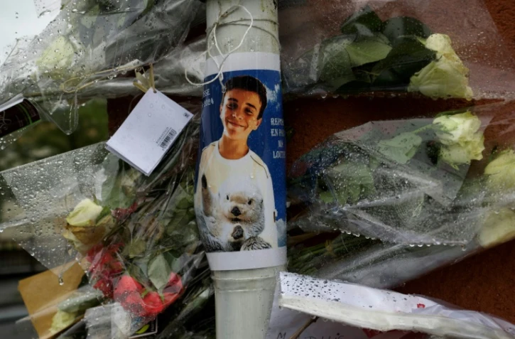 De nombreuses roses déposées en hommage à Matisse (au centre), à Châteauroux, le 4 mai 2024