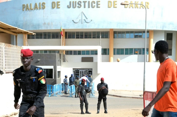 Des policiers et gendarmes devant le tribunal de Dakar où se déroule le procès de l'opposant Ousmane Sonko, le 1er juin 2023 au Sénégal