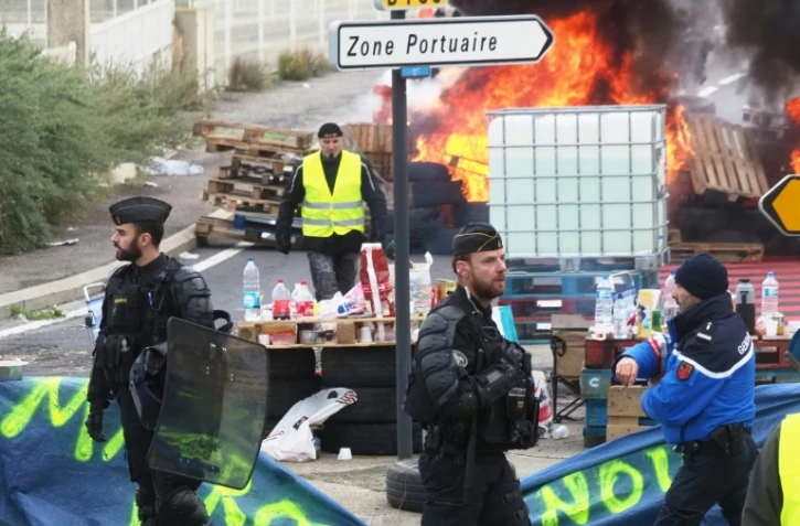 Des barricades érigées par des "gilets jaunes" à Port-La-Nouvelle, dans l'Aude, le 20 novembre 2018 