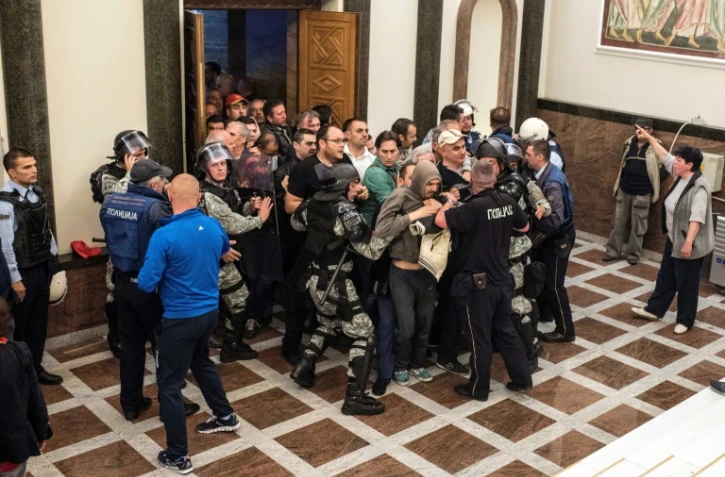 Plus de cent personnes ont été blessées jeudi à Skopje, la plupart légèrement, lors des violences ayant suivi l'irruption dans le parlement de manifestants en colère, le 27 avril à Skopje 