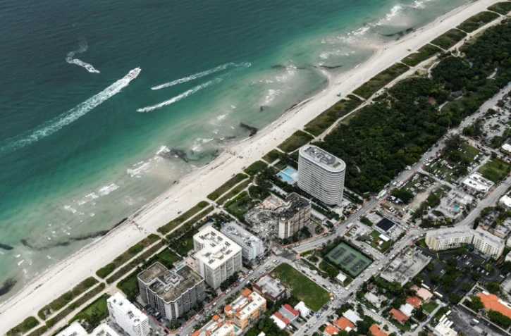 Après l'effondrement d'un immeuble près de Miami le 24 juin 2021