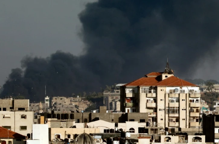 Des colonnes de fumée noire s'élèvent au dessus de la ville de Gaza après une frappe israélienne, le 29 mai 2018