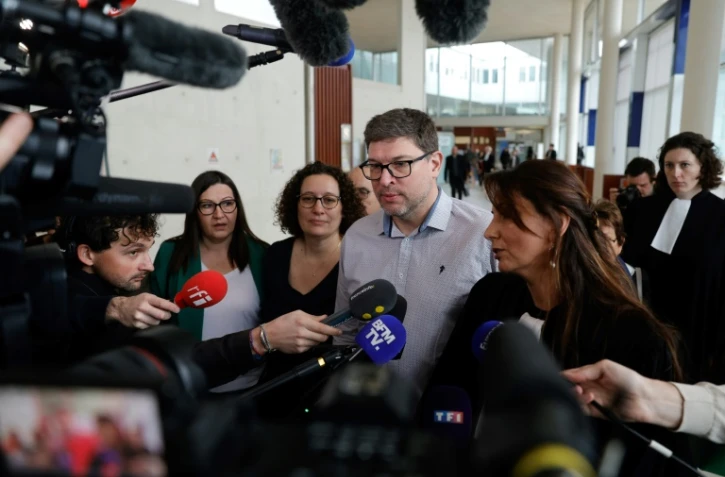 Les parents d'Evaëlle et leur avocate Delphine Meillet le 10 mars 2025 au tribunal judiciaire de Pontoise