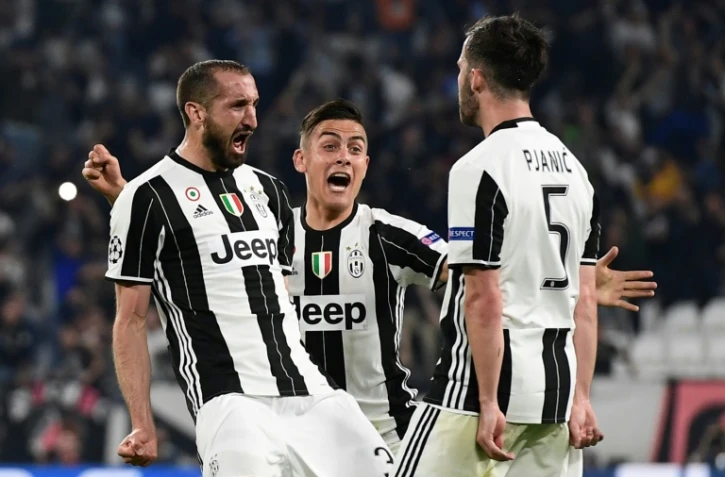 Le défenseur de la Juventus Giorgio Chiellini fête son but contre Barcelone avec Paulo Dybala et Miralem Pjanic, le 11 avril 2017 à Turin