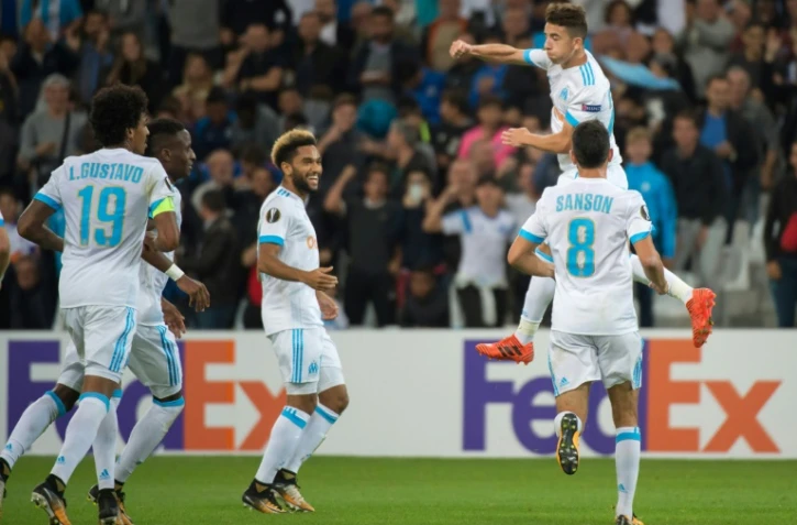 La joie du jeune marseillais Maxime Lopez (top) avec ses coéquipiers après son but contre Guimarães, en Europa League, le 19 octobre 2017 au Vélodrome