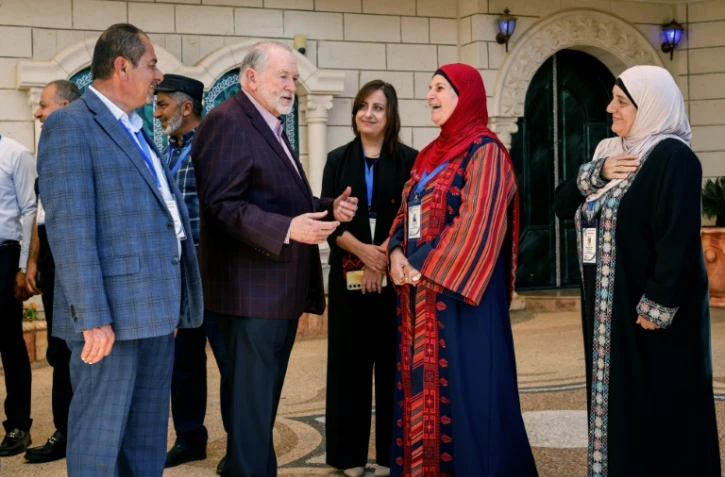 L'ambassadeur des États-Unis en Israël, Mike Huckabee, lors d'une visite à la communauté américano-palestinienne de Turmus Ayya, en Cisjordanie, le 5 septembre 2026