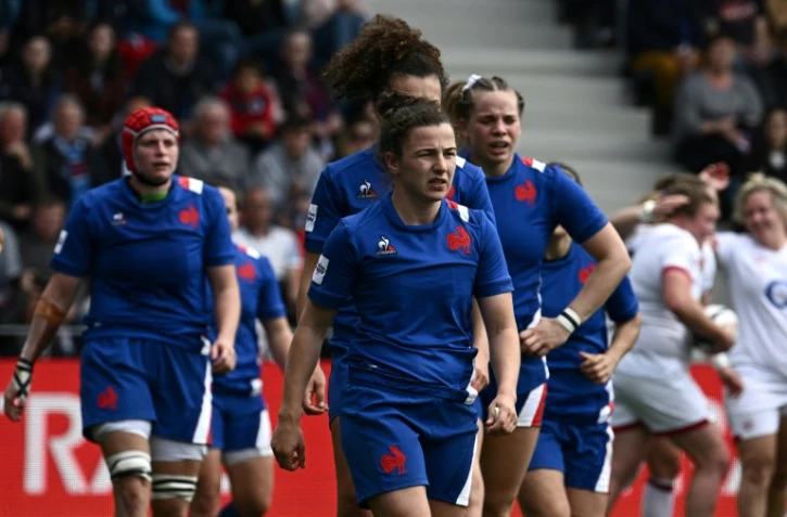La déception des Françaises, après avoir encaissé un essai anglais, lors du Tournoi des Six nations, le 30 avril 2022 à Bayonne