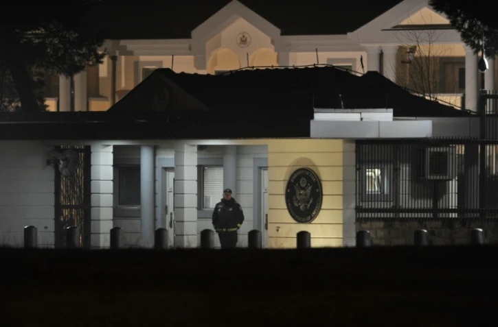 Un policier garde l'entrée de l'ambassade des Etats-Unis à Podgorica, au Monténégro, le 22 février 2018