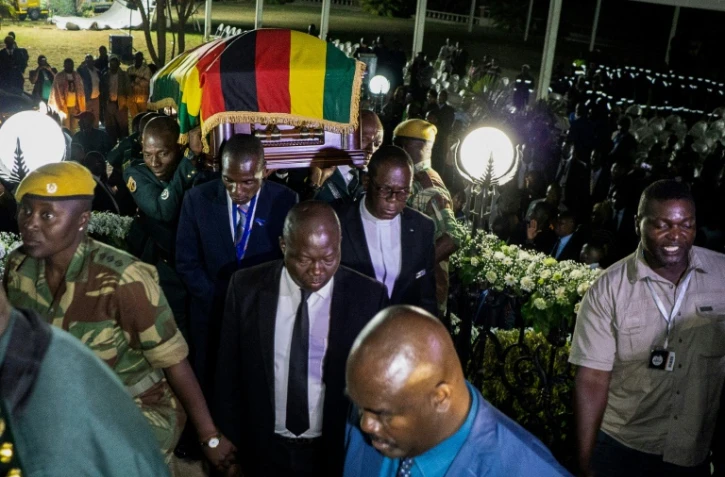 La dépouille de l'ex-président zimbabwéen Robert Mugabe exposée dans sa luxueuse résidence de la capitale Harare, le fameux "Toit bleu", le 11 septembre 2019