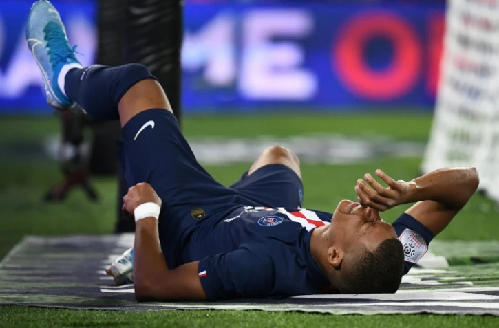 La star du PSG Kylian Mbappé se tord de douleur après s'être blessé lors du match contre Toulouse au Parc des Princes, le 25 août 2019