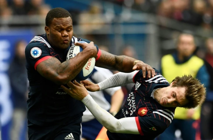 Mal accordés : l'ailier du XV de France Virimi Vakatawa et son demi de mêlée Baptiste Serin, le 18 mars 2017 au Stade de France lors du match du Tournoi des six nations contre le pays de Galles