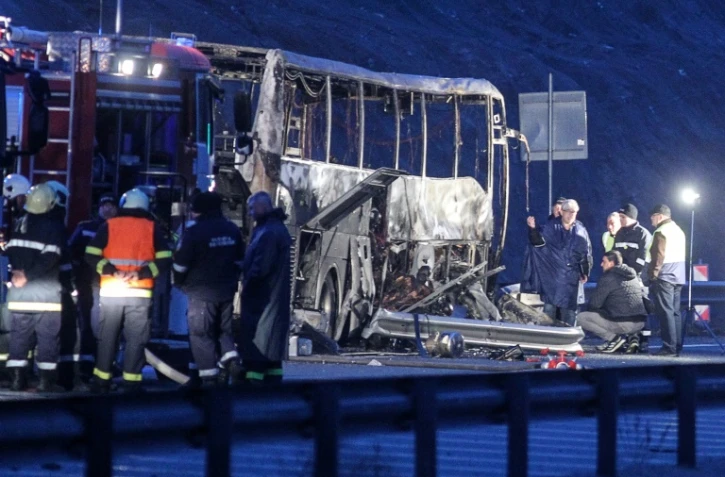 Des secouristes sur les lieux d'un accident de car qui a fait au moins 45 morts, sur une autoroute près de Bosnek (Bulgarie), au sud de Sofia, le 23 novembre 2021