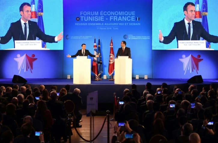 Photo du président français Emmanuel Macron et du Premier ministre tunisien Youssef Chahed à la clôture d'un forum économique, le 1er février 2018 à Tunis