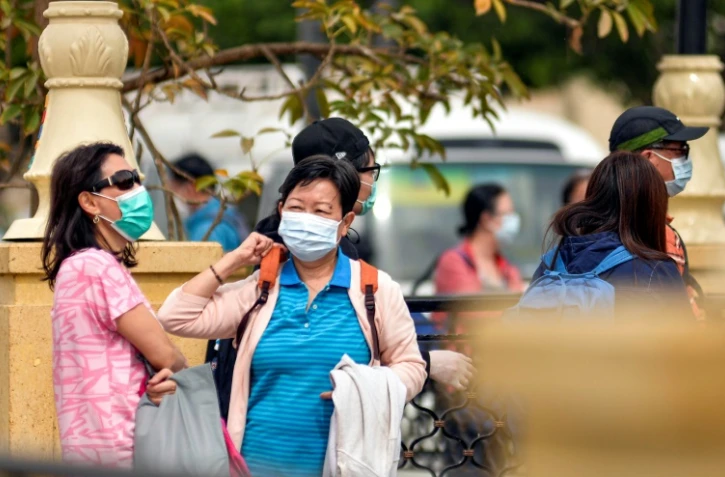 Des touristes portent de masques à Louxor, en Egypte, le 9 mars 2020