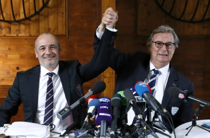 Les présidents du Racing 92 Jacky Lorenzetti (d) et du Stade Français Thomas Savare, le 13 mars 2017 à Paris lors de l'annonce du projet de fusion de leurs clubs