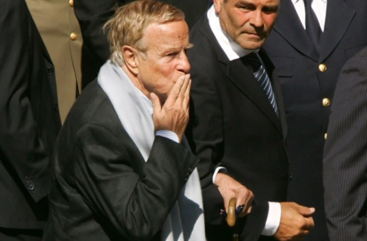 (ARCHIVES) Photo prise le 8 septembre 2007 du réalisateur italien Franco Zeffirelli (C) à son arrivée à la cathédrale de Modène pour les obsèques du ténor Luciano Pavarotti.