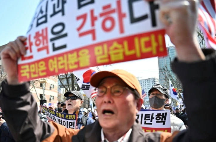 Des partisans du président sud-coréen Yoon Suk Yeol manifestent à Séoul, le 3 avril 2025, à la veille du jugement de la Cour constitutionnelle dans la procédure de destitution du chef de l'Etat