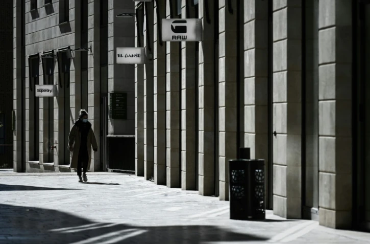 La France se prépare à rouvrir ses petits commerces samedi et à se donner un peu d'air avec la fin du kilomètre de promenade