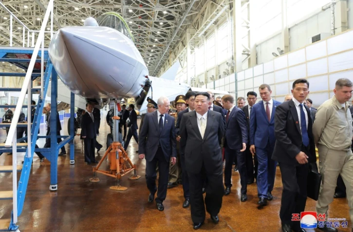 Le dirigeant nord-coréen Kim Jong Un visite l'usine aéronautique Youri Gagarine à Komsomolsk-sur-l'Amour, en Russie, le 15 septembre 2023