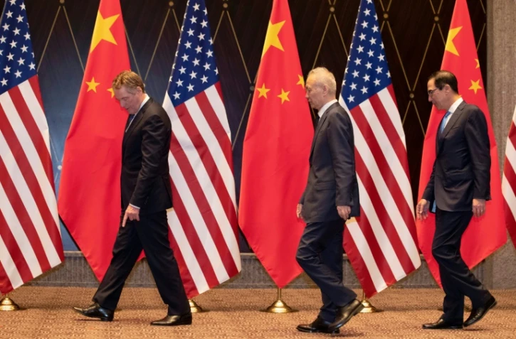 Le représentant américain u Commerce Robert Lighthizer (g), le vice-Premier ministre chinois Liu He (c) et le secrétaire américain au Trésor Steven Mnuchin, le 31 juillet 2019 à Shanghai, en Chine