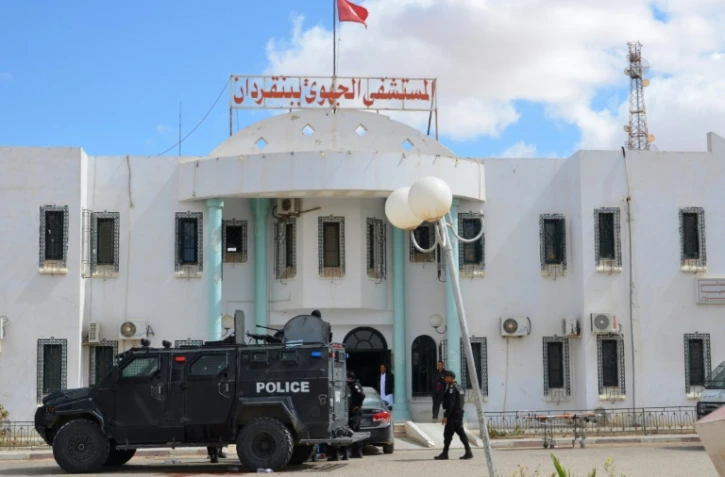 Les forces de l'ordre tunisiennes devant l'hôpital de Ber Guerdane, dans le sud-est du pays, près de la Libye, le 7 mars 2016