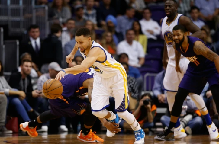 Stephen Curry lors du match Phoenix Suns - Golden State Warriors, le 10 février à Phoenix