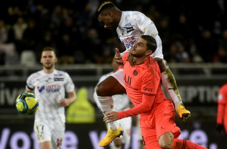 Le milieu d'Amiens Bongani Zungu saute plus haut que l'attaquant parisien Mauro Icardi, le 15 février 2020 au stade de la Licorne à Amiens 