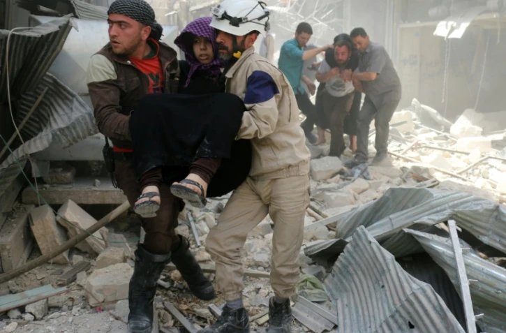 Des blessés extraits des décombres après un bombardement le 27 avril 2016 à Alep en Syrie