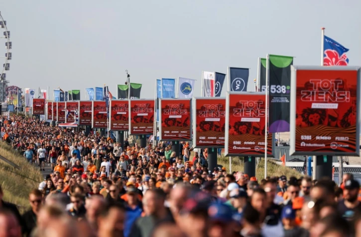 La marée organge déferle vers le circuit de Zandvoort pour admirer "son" champion de F1 Max Verstappen le 2 septembre 2022 à Zandvoort