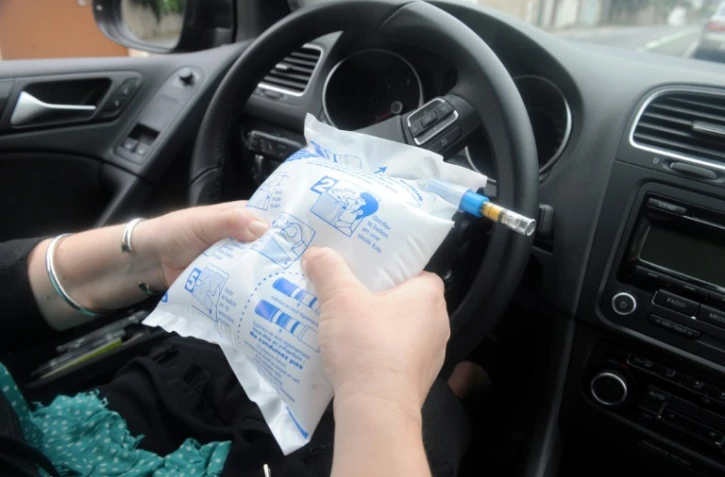 Rouler lentement, boire de l'eau ou sucer un bonbon à la menthe... Autant de "mauvaises solutions" pour rentrer par la route après avoir bu la nuit du Nouvel-An