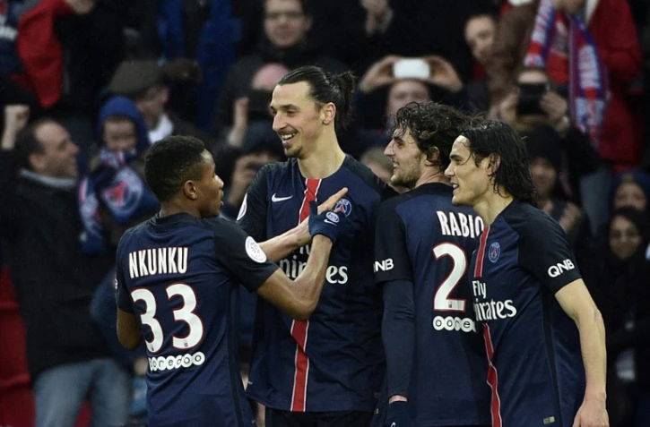 L'attaquant du PSG Zlatan Ibrahimovic, félicité par ses coéquipiers après l'un de ses 3 buts face à Nice, le 2 avril 2016 au Parc des Princes