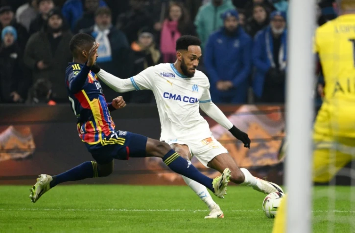 L'attaquant de l'OM Pierre-Emerick Aubameyang centre devant le défenseur lyonnais Clinton Mata, le 6 décembre 2013 au stade Vélodrome