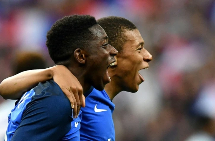 Les attaquants français Ousmane Dembelé et Kylian MBappé après un but contre l'Angleterre, en amical au Stade de France le 13 juin 2017