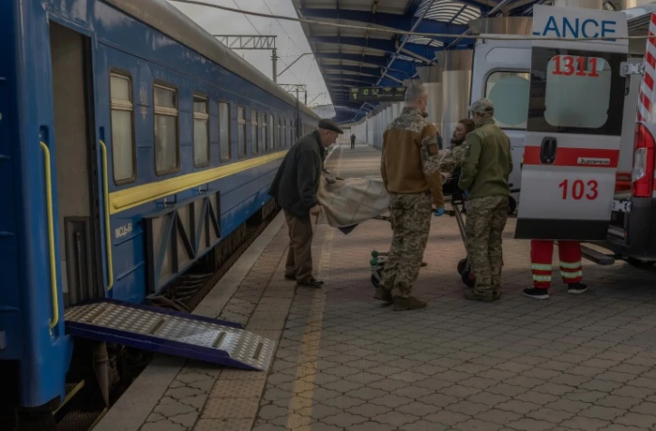 Un soldat ukrainien blessé, transféré sur une civière vers un train d'évacuation militaire, le 18 octobre 2024