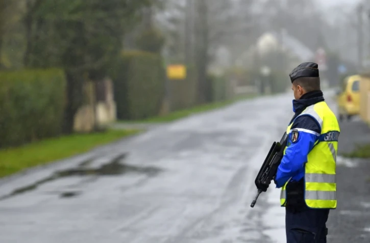 Un gendarme monte la garde devant la mairie de Notre-Dame-des-Landes, près de Nantes, le 18 janvier 2018