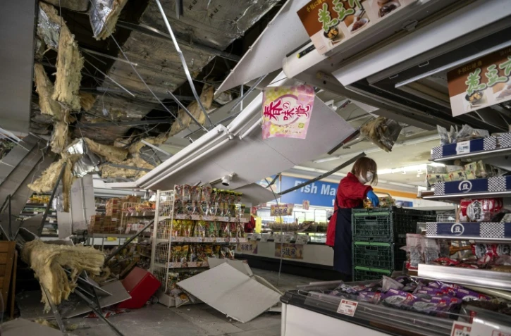 Un employé dans un supermarché de Shiroishi, dans la préfecture de Miyagi, le 17 mars 2022, après le tremblement de terre de magnitude 7,3