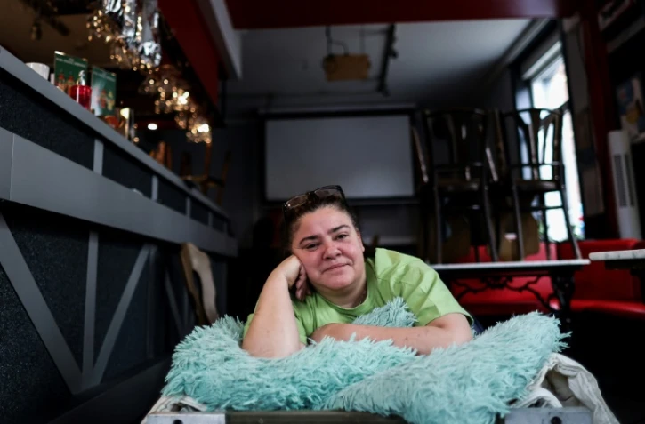 Christelle Carion installée dans son café à Pepinster près de Liège dans l'est de la Belgique, le 15 janvier 2021