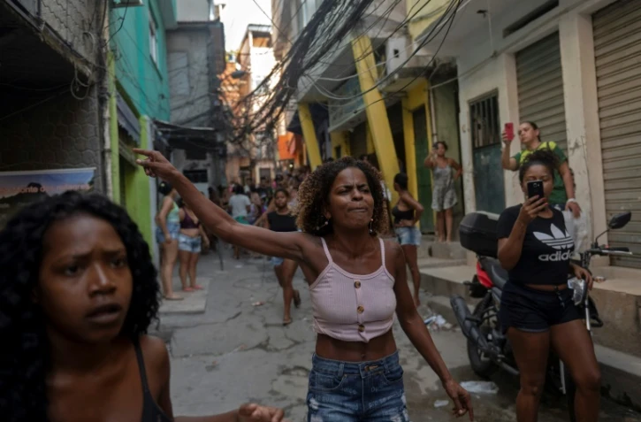 Des habitants de la favela de Jacarezinho protestent après une sanglante opération antidrogue, le 6 mai 2021 à Rio de Janeiro, au Brésil