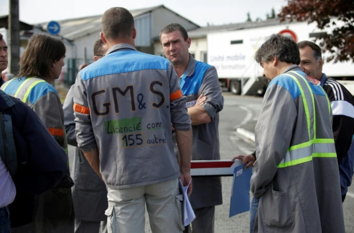 Des salariés de l'usine rebaptisée LSI et d'ex-GM&S discutent en attendant le délégué interministériel, mercredi 23 mai 2018