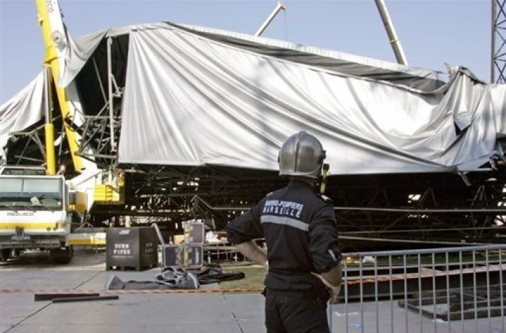 Le stade Velodrome bâché le 16 juillet 2009 après l'accident survenu lors de la préparation d'un concert de Madonna